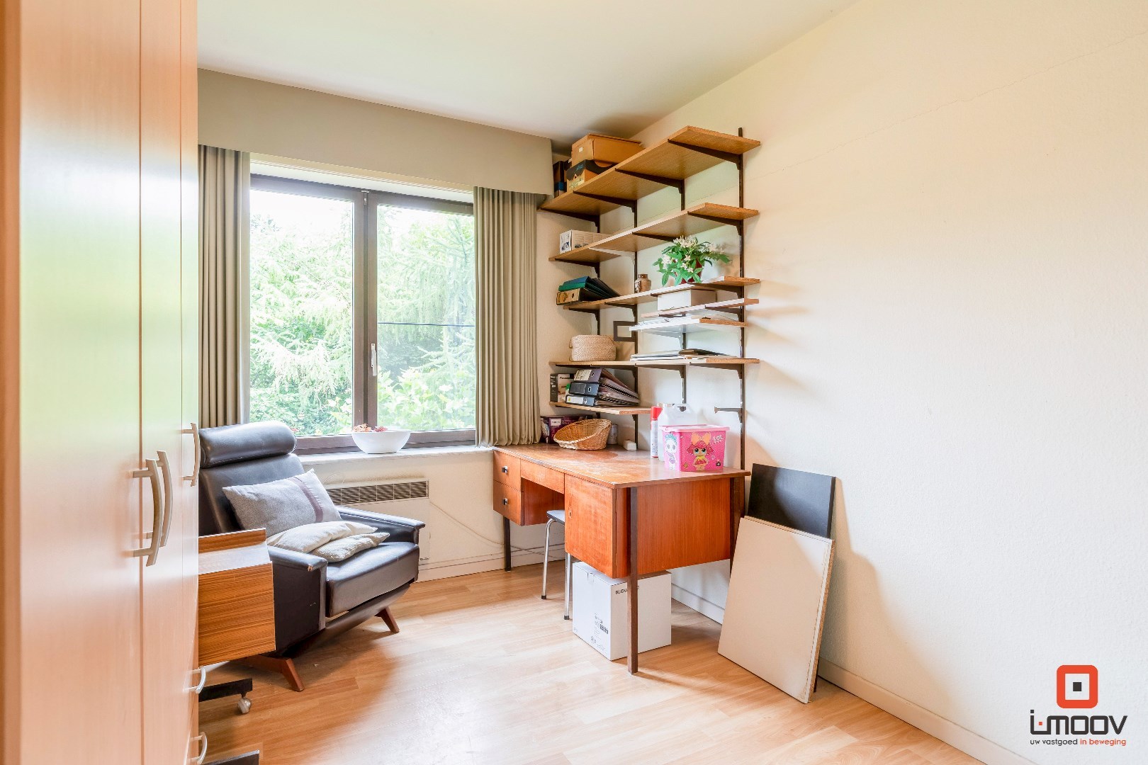 Instapklaar tweeslaapkamer appartement met garagebox in het groen 