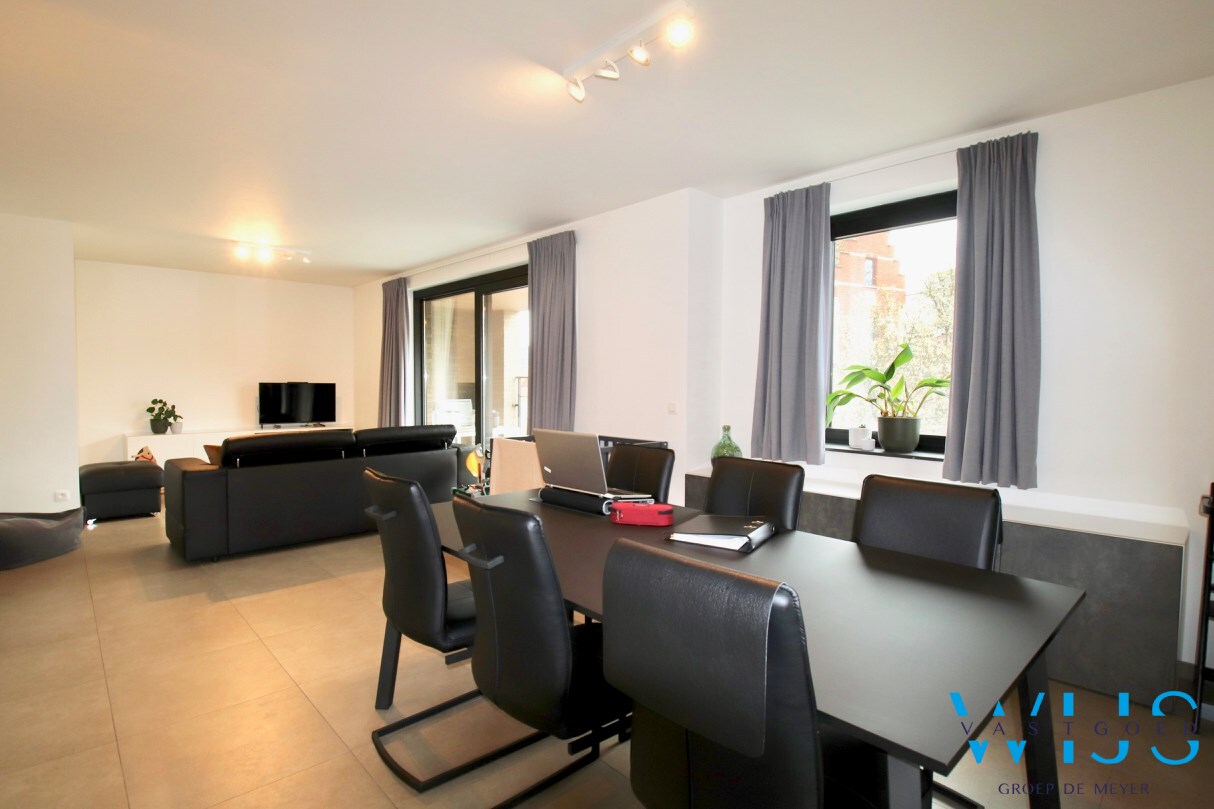 Instapklaar tweeslaapkamer appartement met 2 terrassen te Kluizen ! 