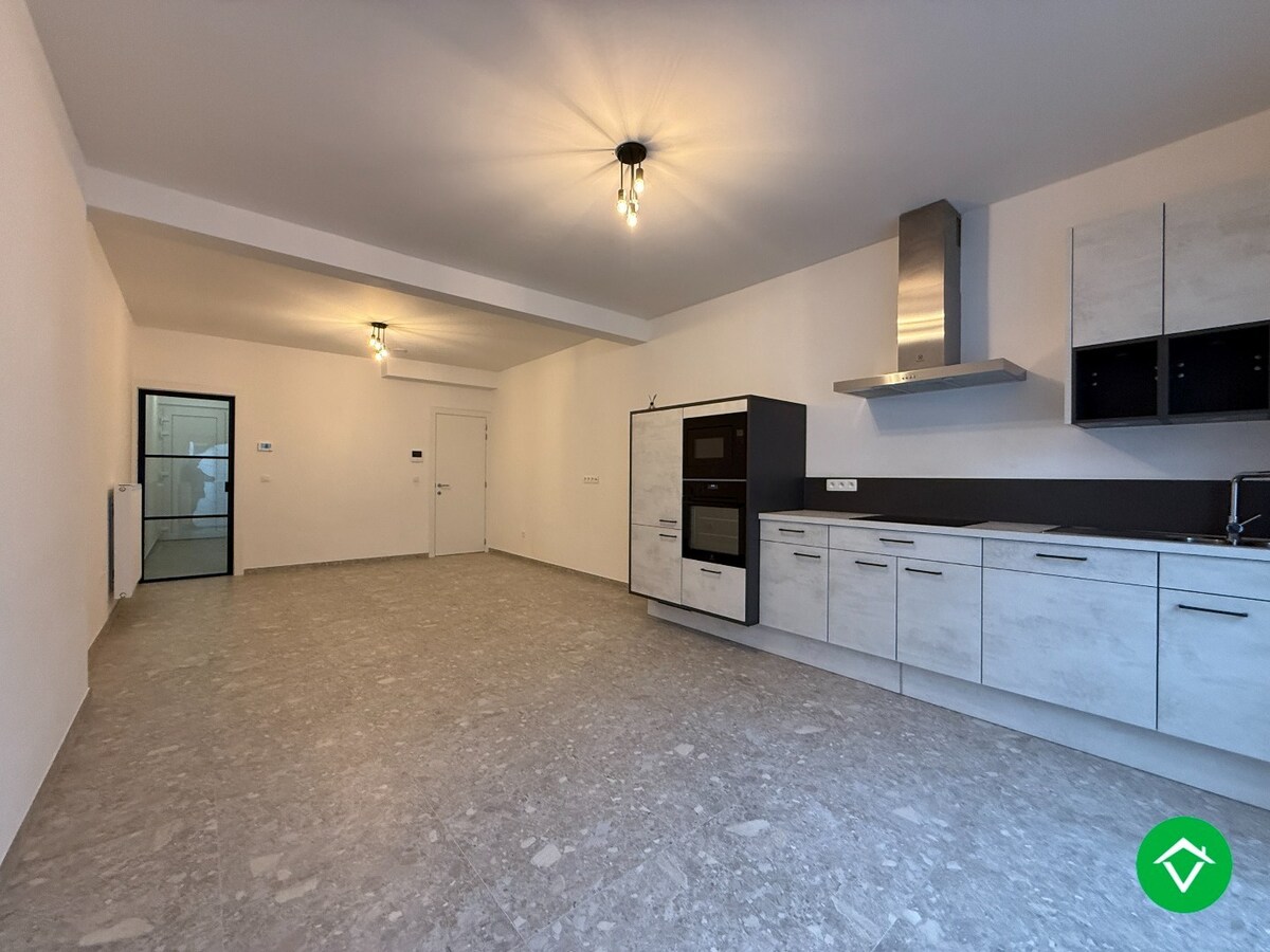 Volledig gerenoveerde rijwoning met 3 slaapkamers en terrastuin in centrum Roeselare 