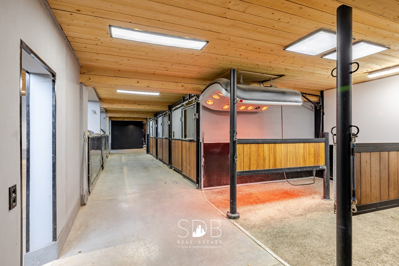 Landelijke villa met bijgebouwen en graslanden op 23.740m² 