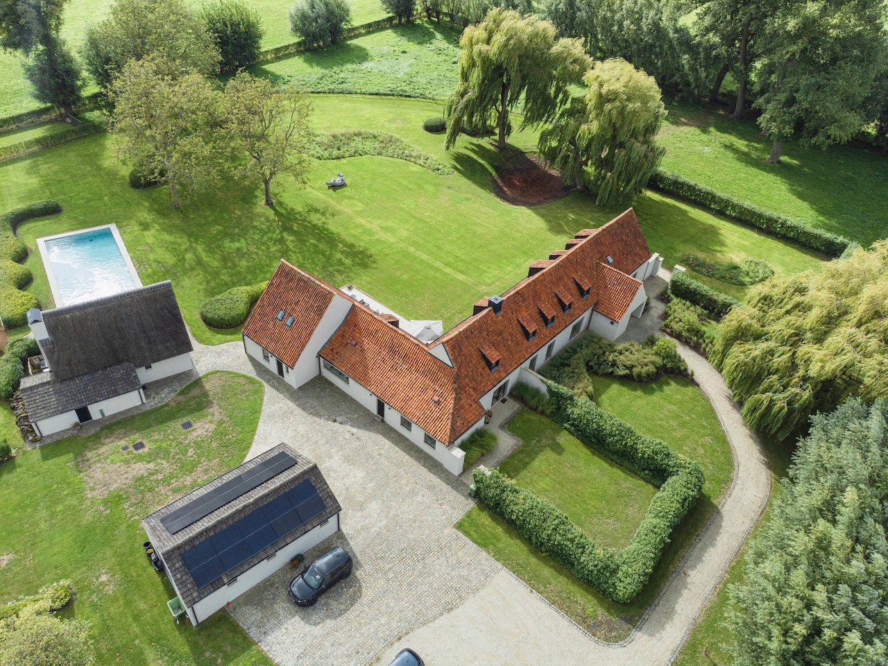 Uitzonderlijk gerenoveerde Hoeve met bijhuis op een domein van 1,5 hectare 