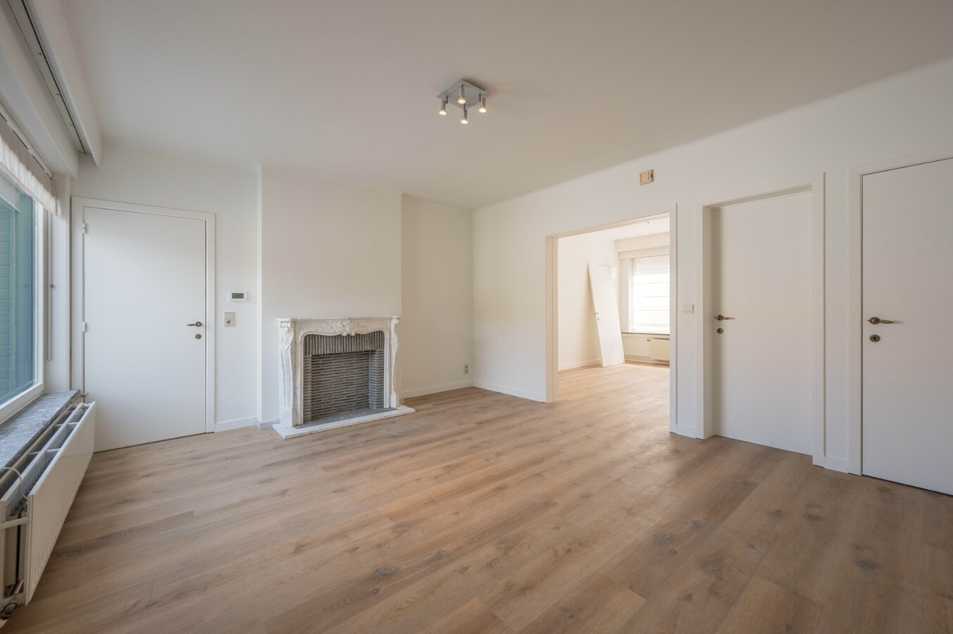 Brede gezinswoning met garage, privé staanplaats en zonnige stadstuin in Oud-Knokke. 