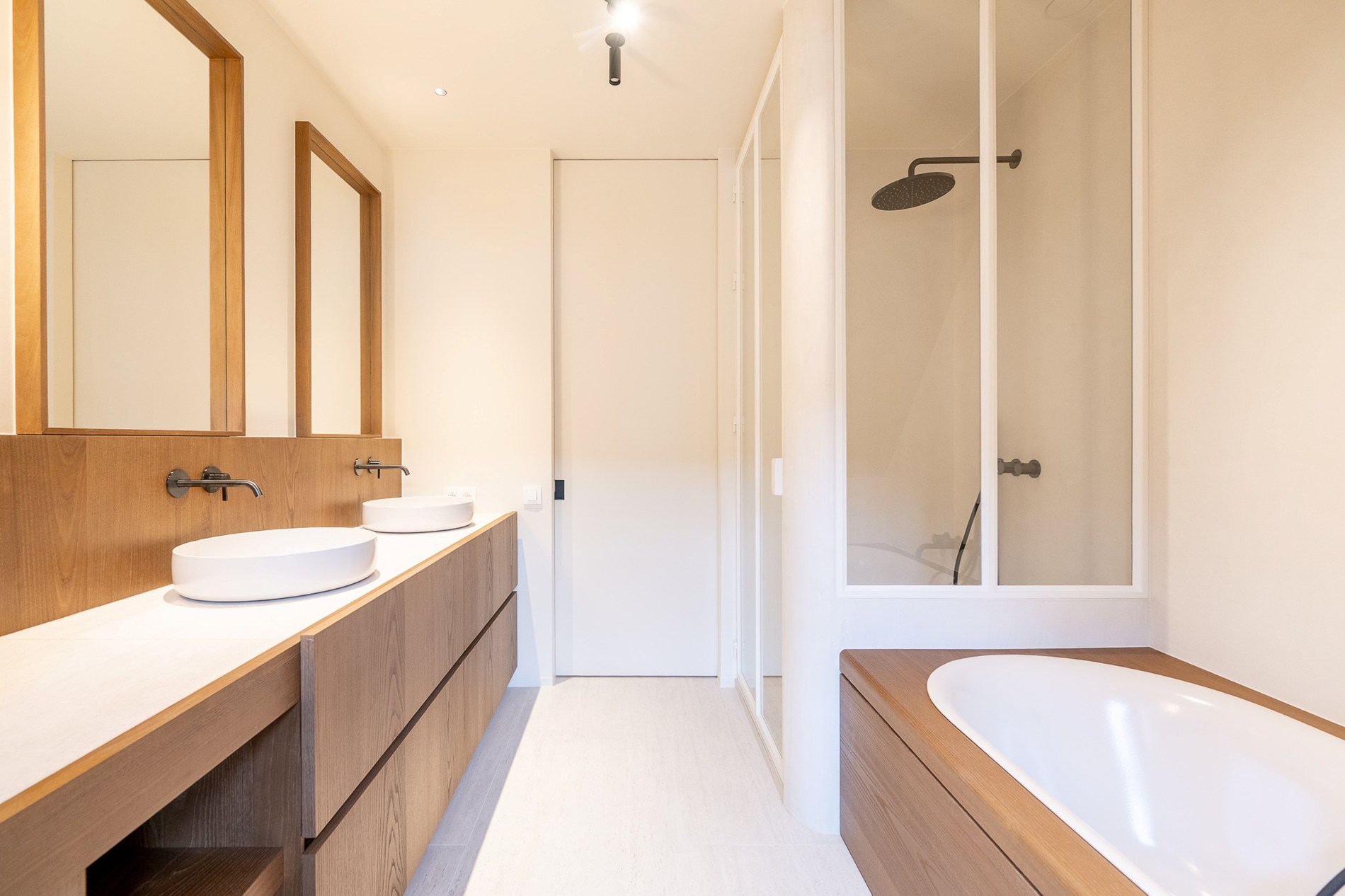 Luxueus gerenoveerde koppelvilla met zwembad in de Noordzeelaan te Knokke. 