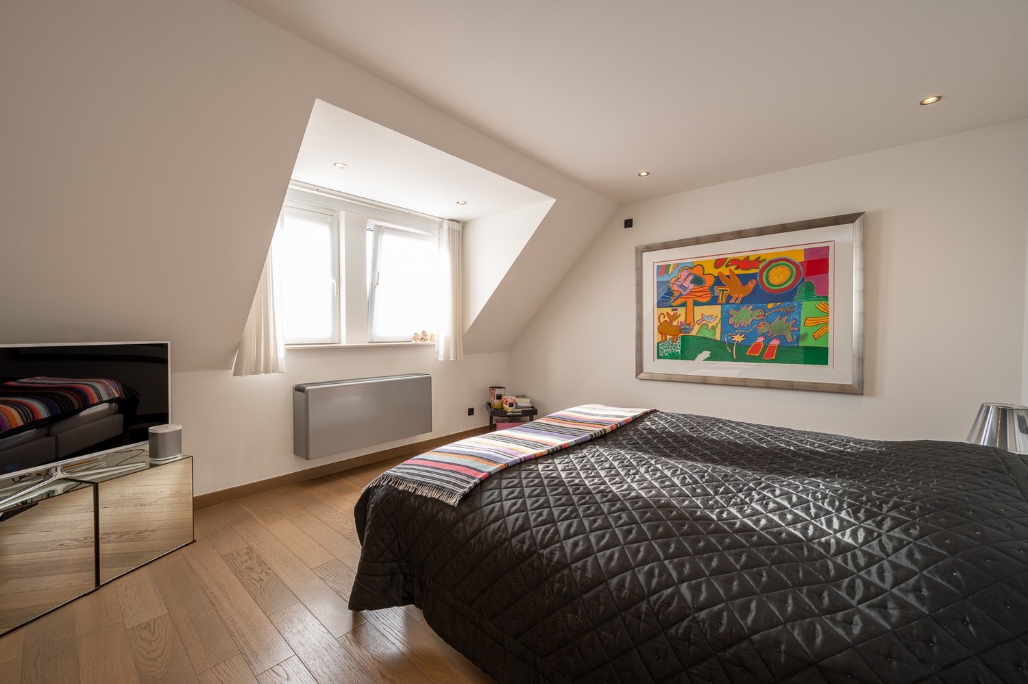 Uitzonderlijk appartement (232m2) met 4 slaapkamers en ruim terras op topligging met zicht over de kerk te Dumortierlaan. 