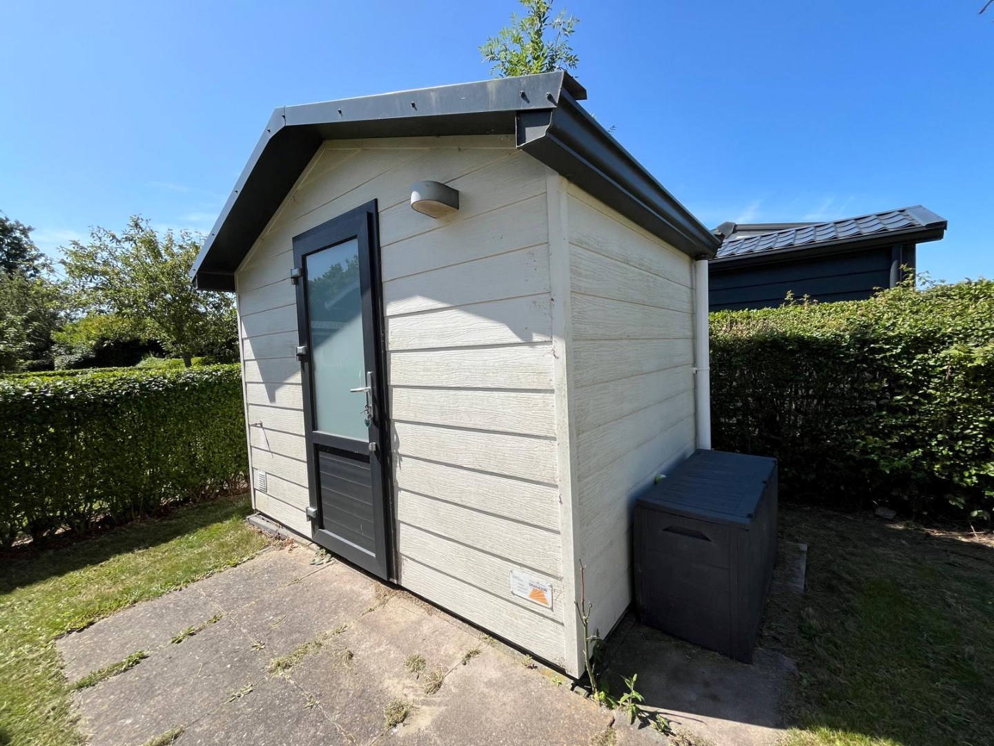 T.A. Makelaardij biedt aan: Goed onderhouden chalet (V47) op een rustige plek met veel privacy 