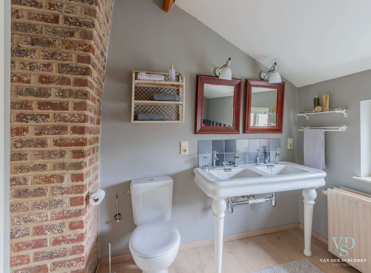 Authentieke herenwoning met atelier / bureau's. 