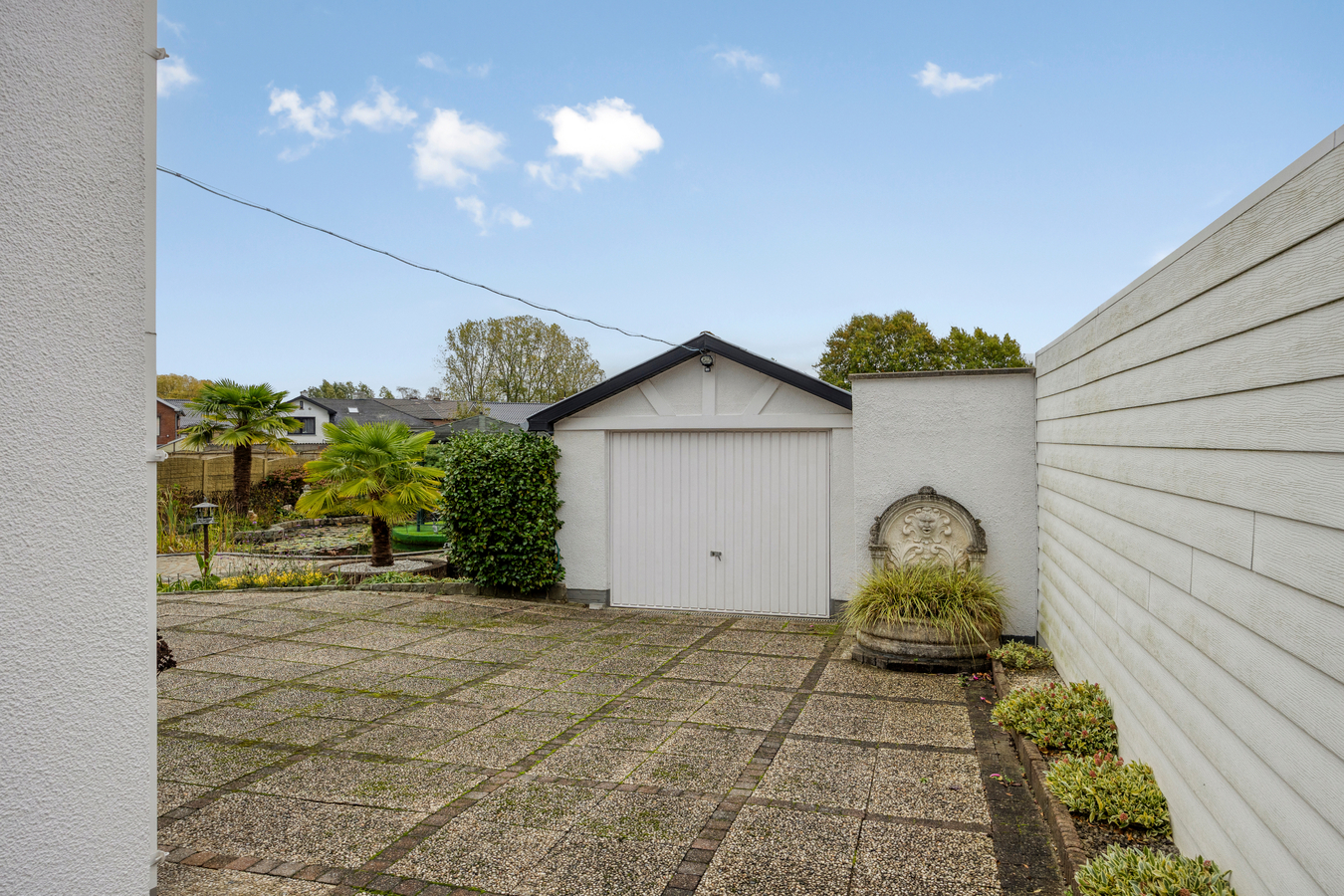 Vrijstaand landhuis voor gelijkvloers wonen. 2 slaapkamers. Tuin, berging, garage. 