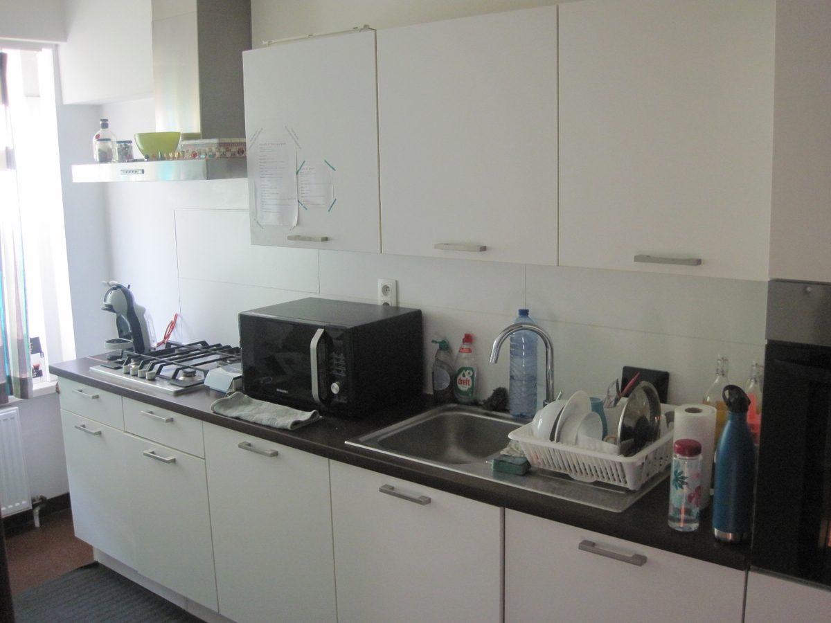 Lichtrijk, ruim 2-slp-appartement aan St-Anna-plein. 