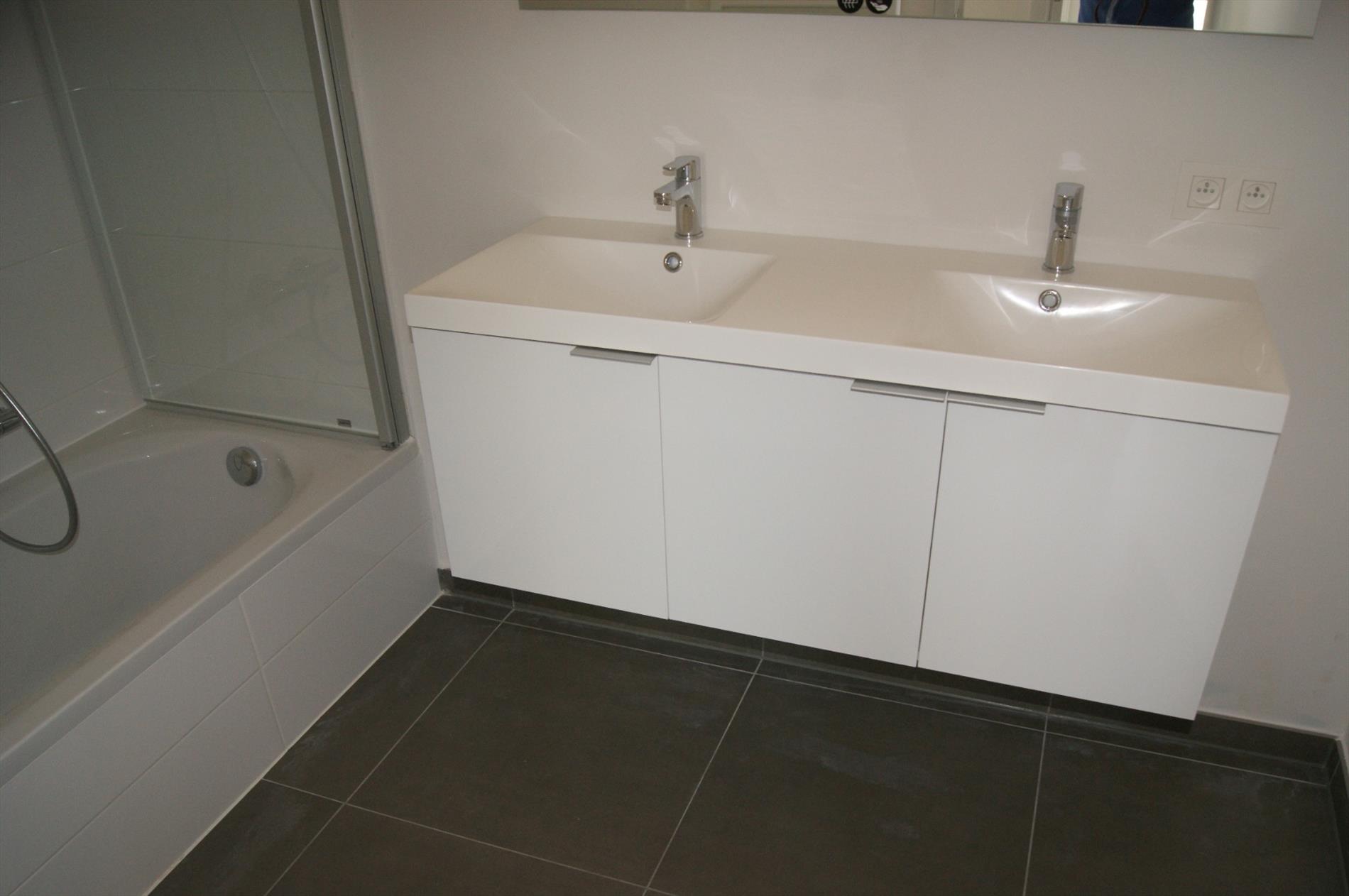 Recent app. met 2 slpks, zonnig terras en overdekte parkeerplaats te Maldegem 