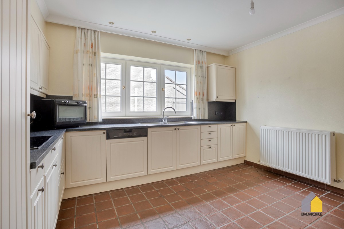 Vrijstaande, statige woning op 7 a 82 ca met 3 slpk en mooie tuin. 