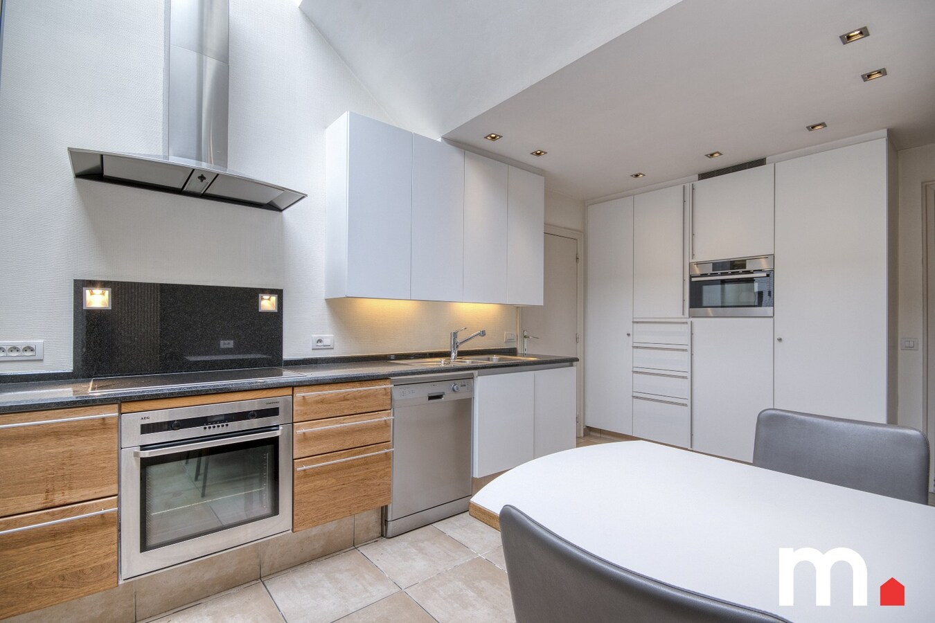 Centraal gelegen woning met privé parkeerplaats te koop in Heule ! 
