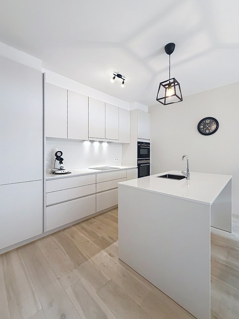 Voici la traduction en français : Appartement spacieux prêt à emménager - grande terrasse ensoleillée. 