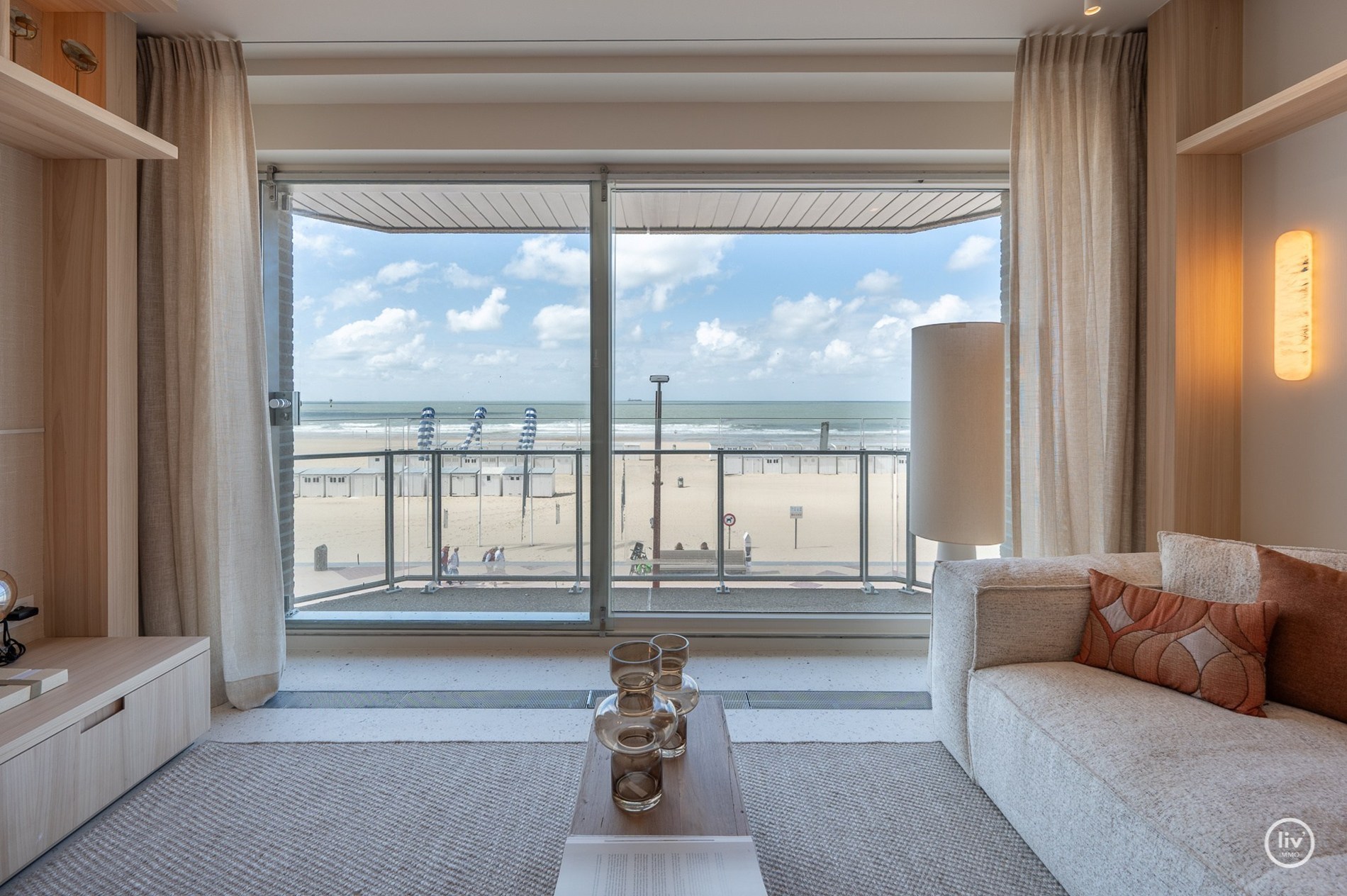 Luxueus gerenoveerd appartement met frontaal zeezicht gelegen tussen het Albertplein en de wandeldijk. 