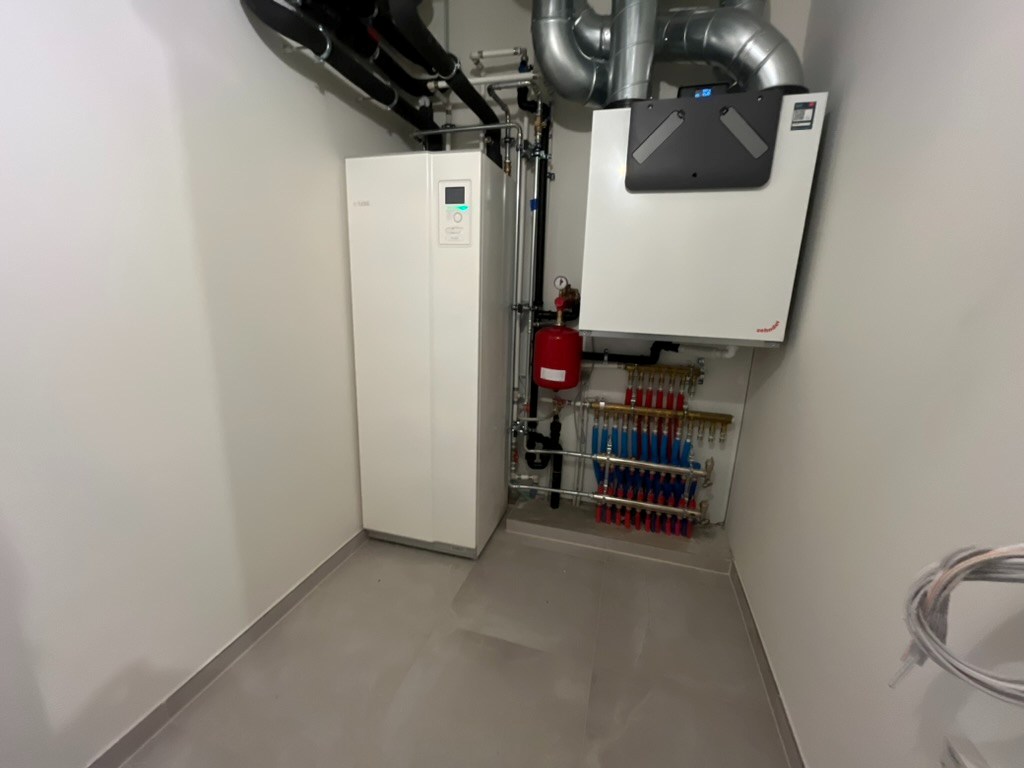 Appartement de 2 pièces situé au centre du projet Hoost avec une grande terrasse. 