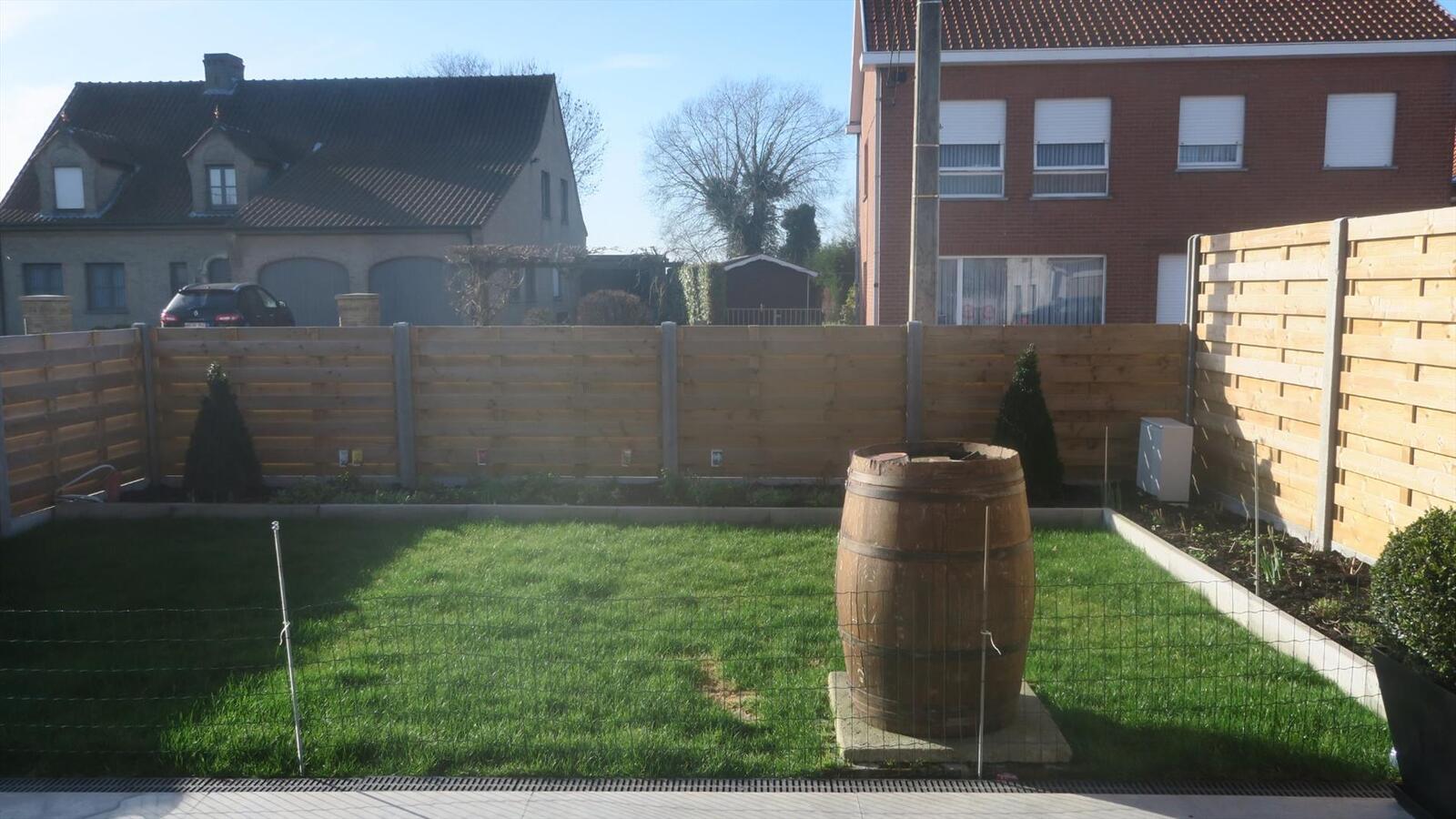 Volledig vernieuwde, geïsoleerde woning met dubbele garage 