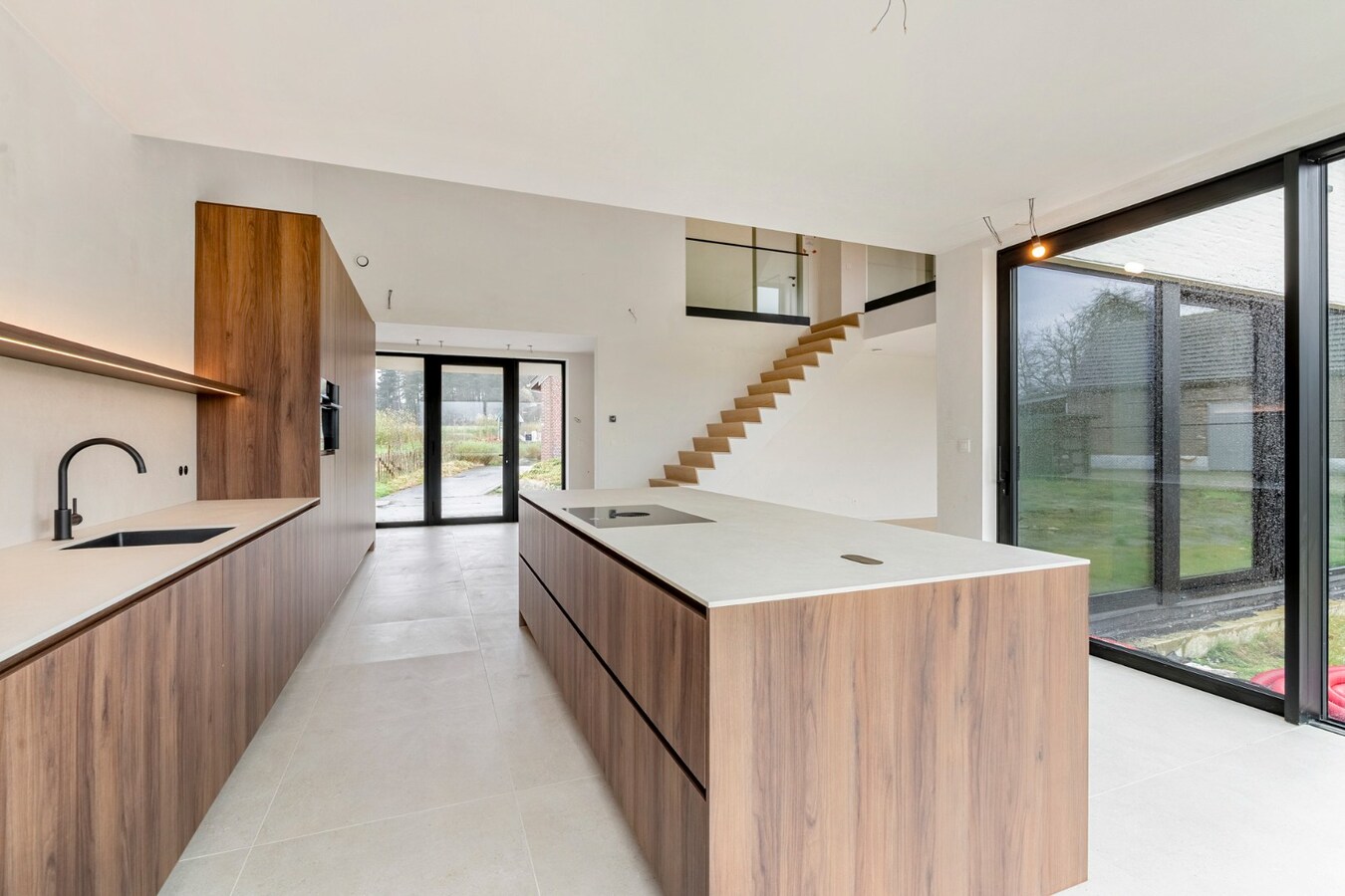 Exclusieve, volledig afgewerkte halfvrijstaande woning na transformatie van bestaande hoeve naar 2 BEN-woningen! 