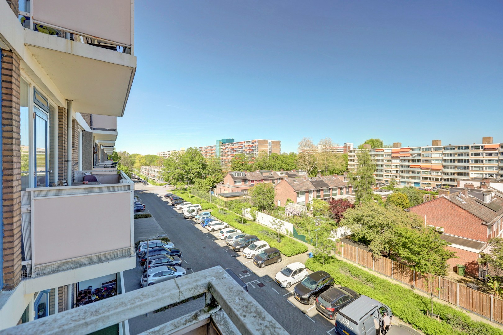 Goed onderhouden en instapklaar 4-kamer hoek-appartement op de 4e verdieping met moderne keuken en badkamer, 3 balkons en gelegen op eigen grond. 