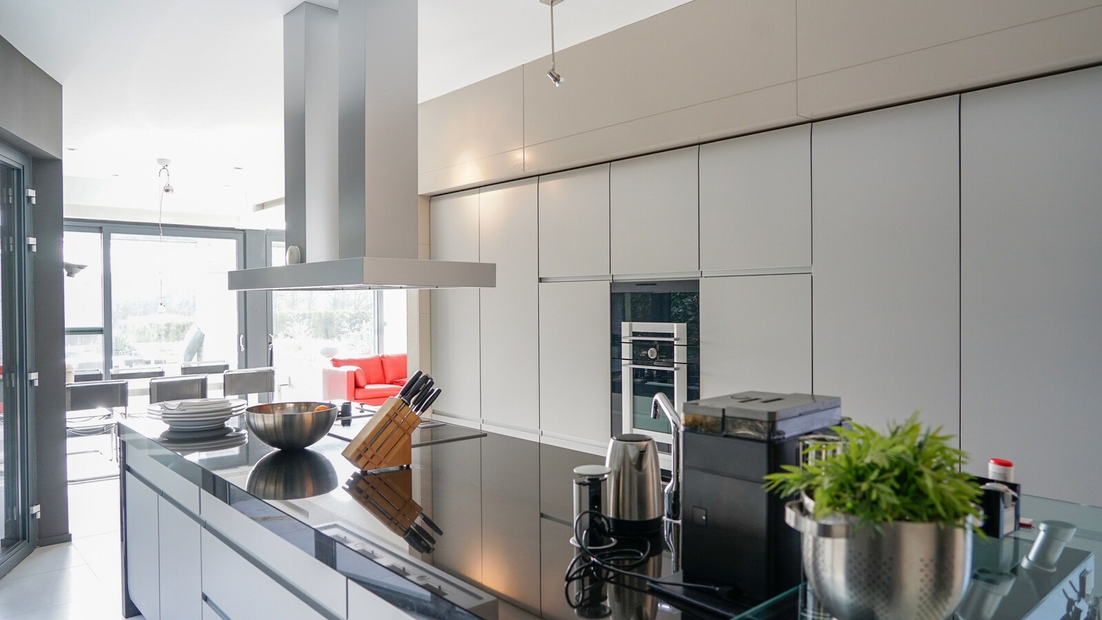 Dorne : moderne woning met parktijkruimte / bureel, volwaardige kelderverdieping, terras, zwemvijver en weide. Prachtig uitzicht. 