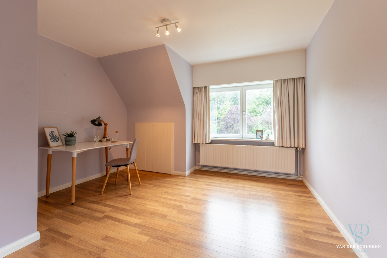 Authentiek landhuis met 5 ruime slaapkamers én gelijkvloers bureau. 