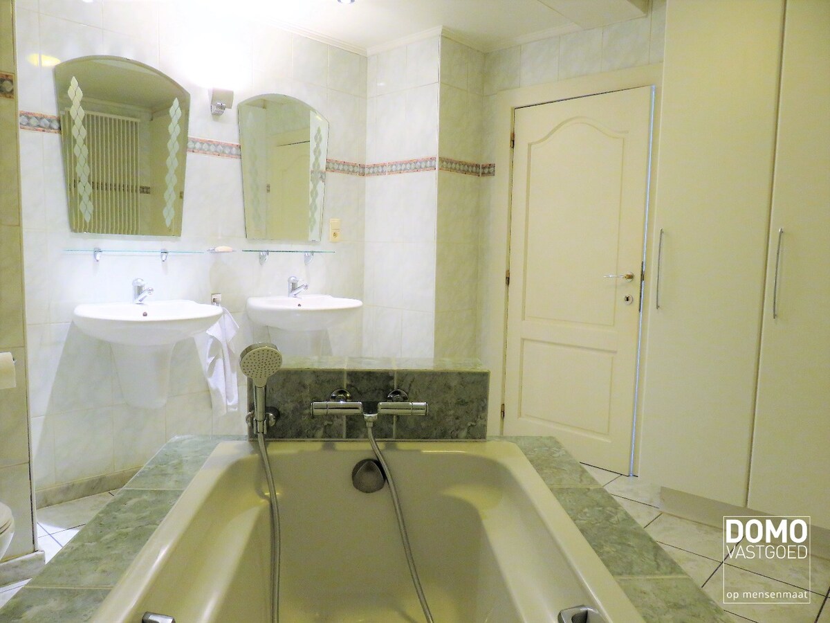 GUNSTIG GELEGEN OPBRENGSTEIGENDOM TE HASSELT 