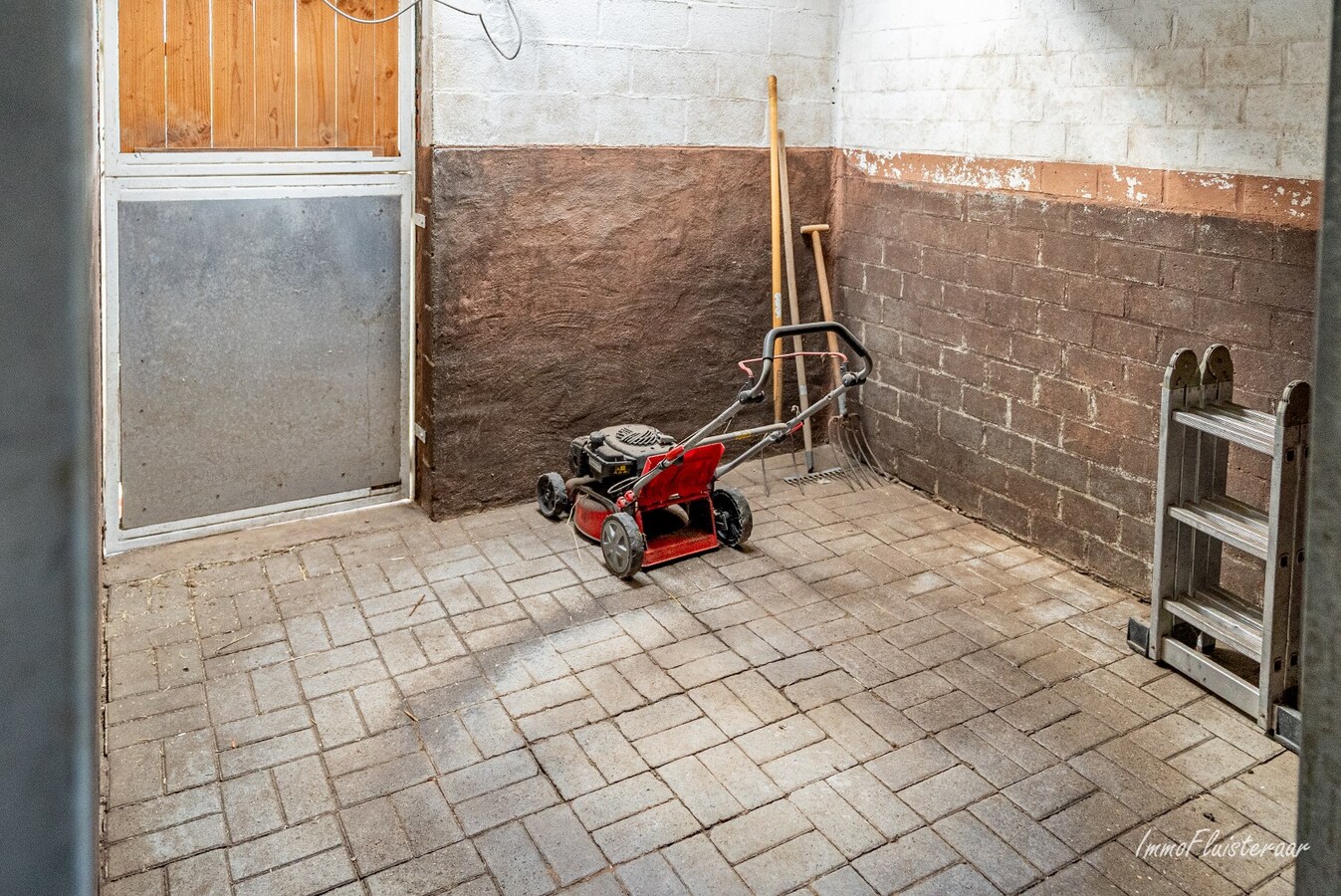 Ruime woning met paardenstallen op ca. 85 are te Kinrooi 