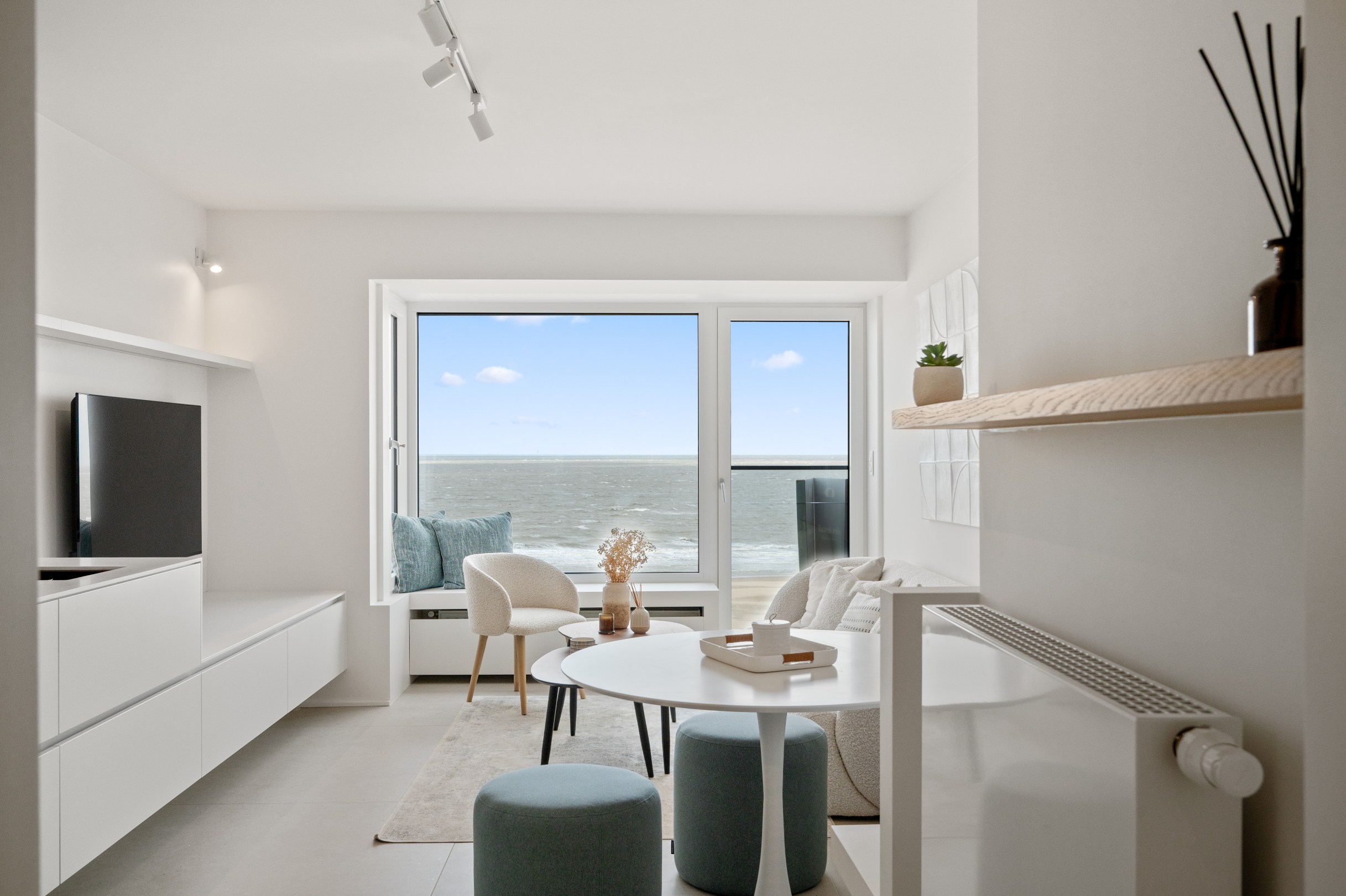 Appartement de vacances confortable et magnifiquement rénové avec vue frontale sur la mer, situé près de la place Rubens. 