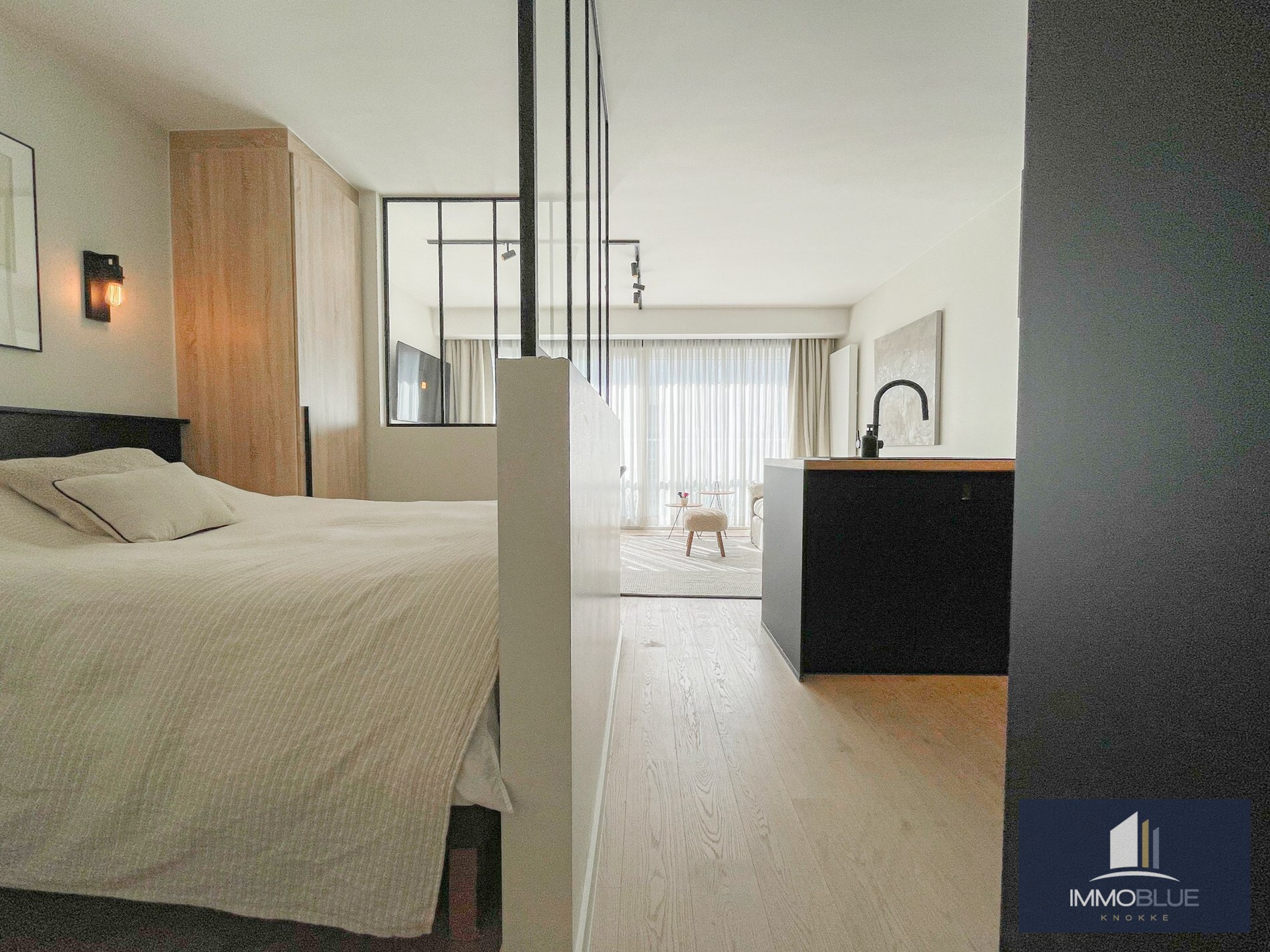 Recent tijdloos gerenoveerd appartement gelegen op de Kustlaan. 