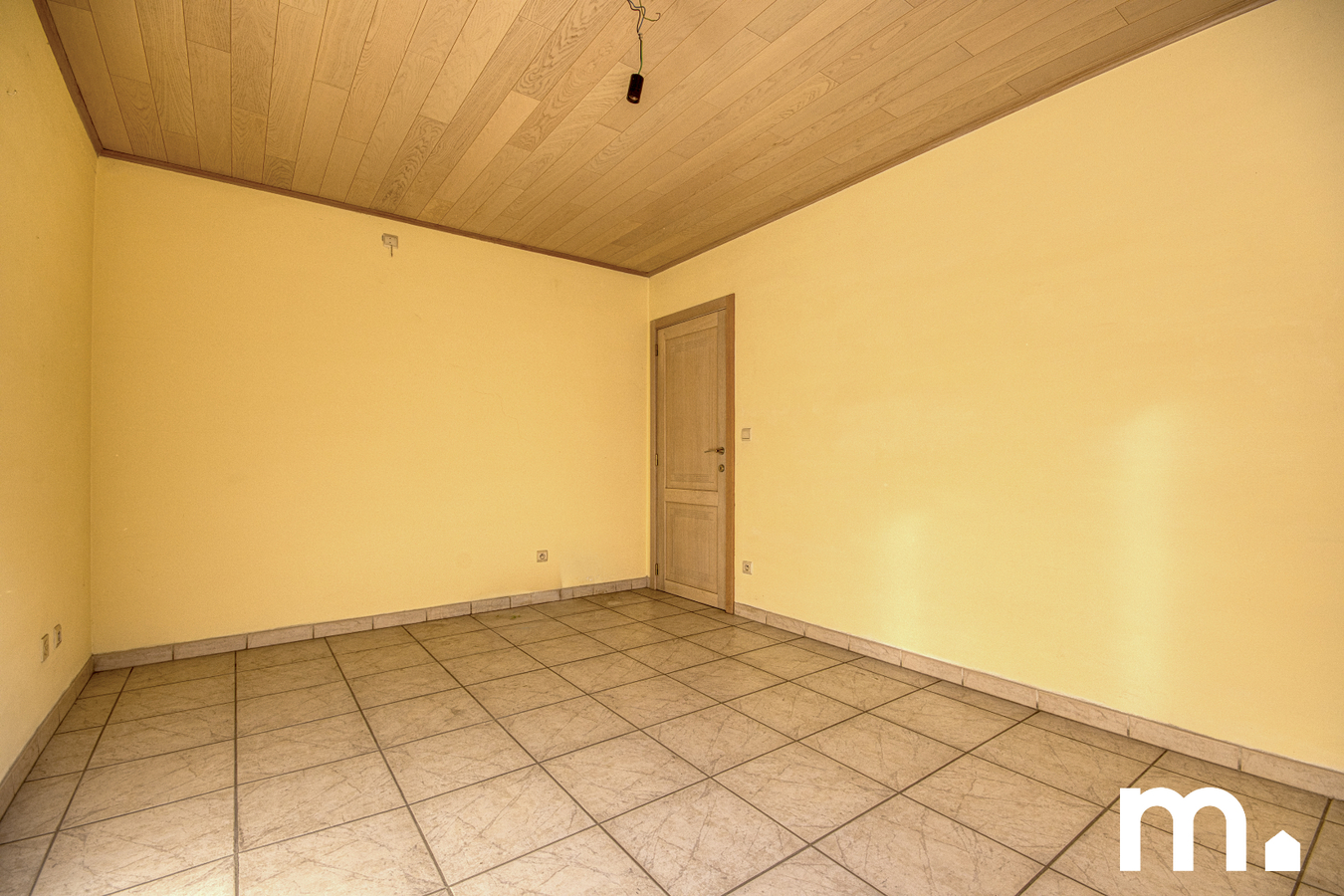 Veelzijdig handelshuis met ruime woonst van 433 m², privétuin en magazijn van 135m² te Oostrozebeke 