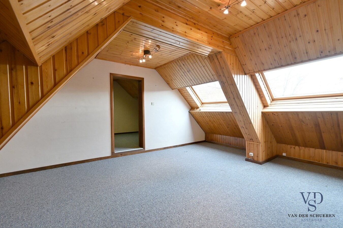 Charmante hoeve met stallen 