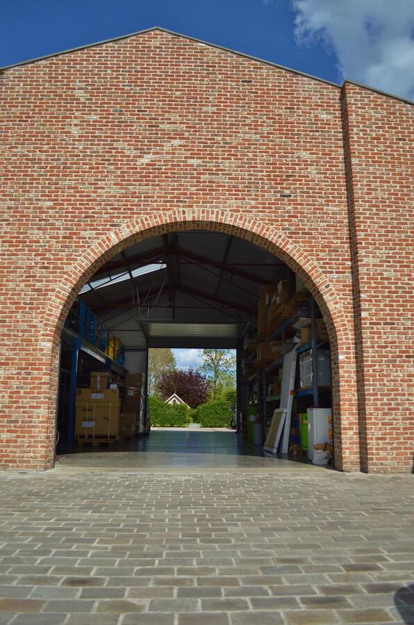 Charmante nieuwbouwvilla met bijgebouwen op 2.340 m² te St-Gillis-Waas. 