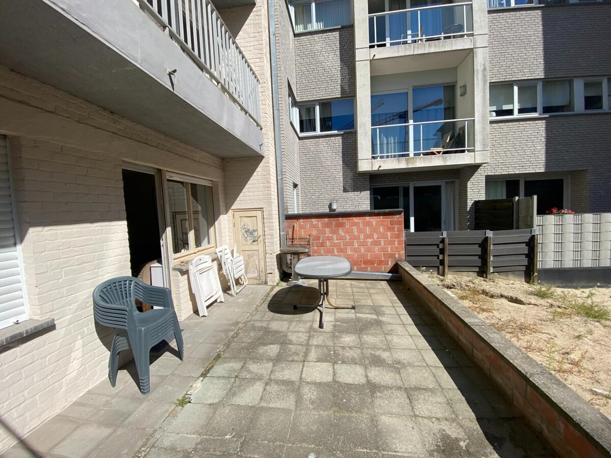 Uitstekend gelegen kelderappartement met groot terras in Nieuwpoort-Bad 