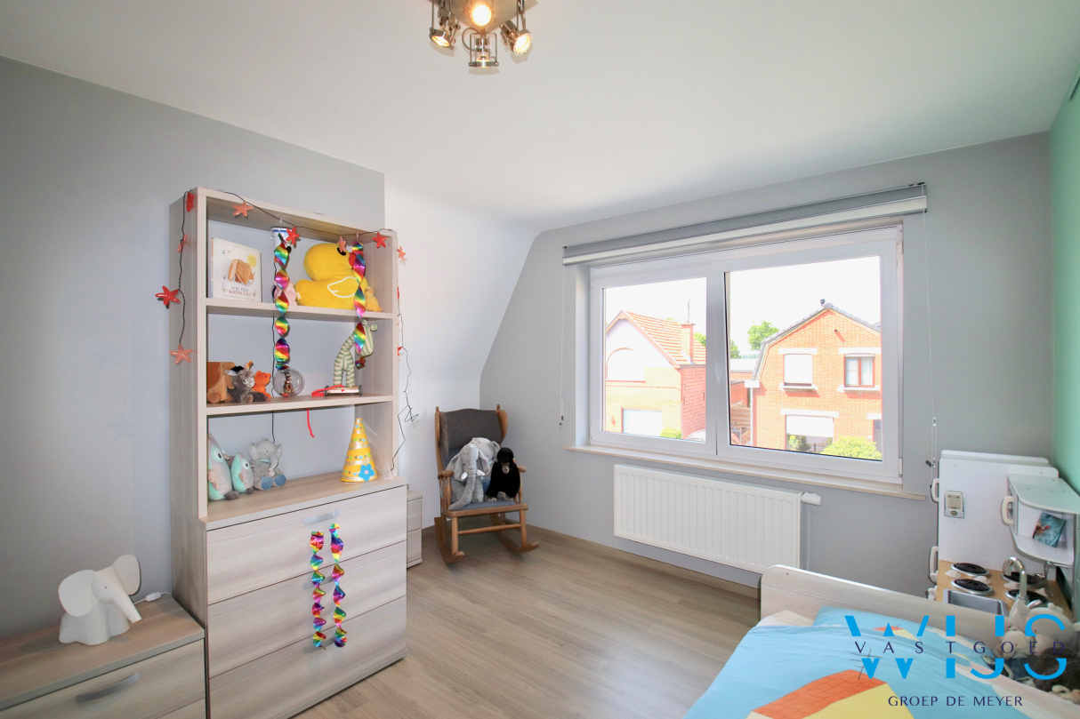 INSTAPKLAAR woonhuis met ZUIDgerichte tuin te Boekhoute ! 