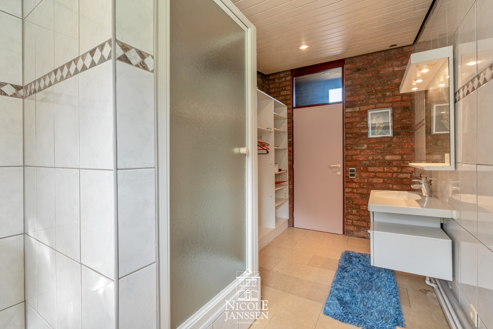 Badkamer met inloopdouche en enkele lavabo in badkamermeubel 