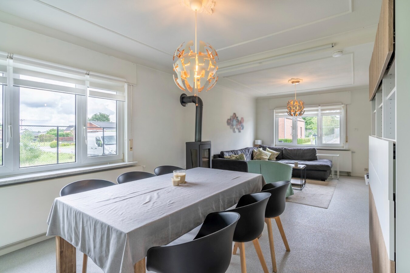 Ruime woning met 4 slaapkamers op een zeer ruim perceel. 