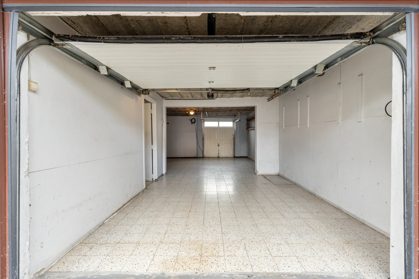 Op te frissen, halfvrijstaande gelijkvloerse woning gelegen in een rustige omgeving op 8a58ca. 
