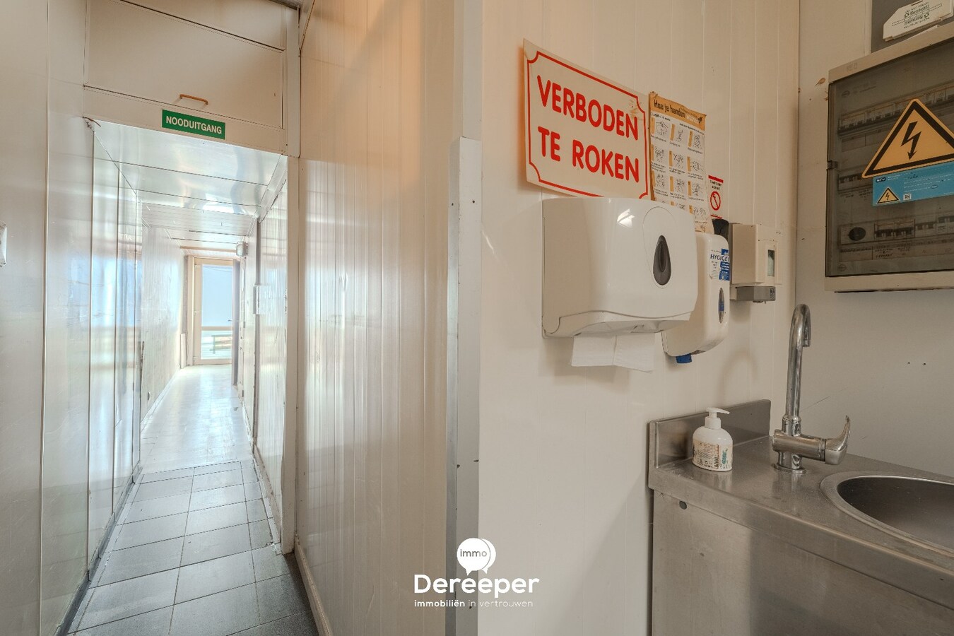 Te renoveren handelspand met woonst op topligging in De Haan 