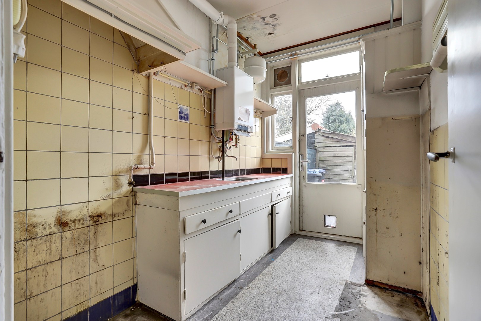 Unieke kans?! Zelf transformeren vanuit de vorige eeuw naar uw eigen hedendaagse smaak, dat kan met deze 5-kamer tussenwoning met 20m diepe tuin! 