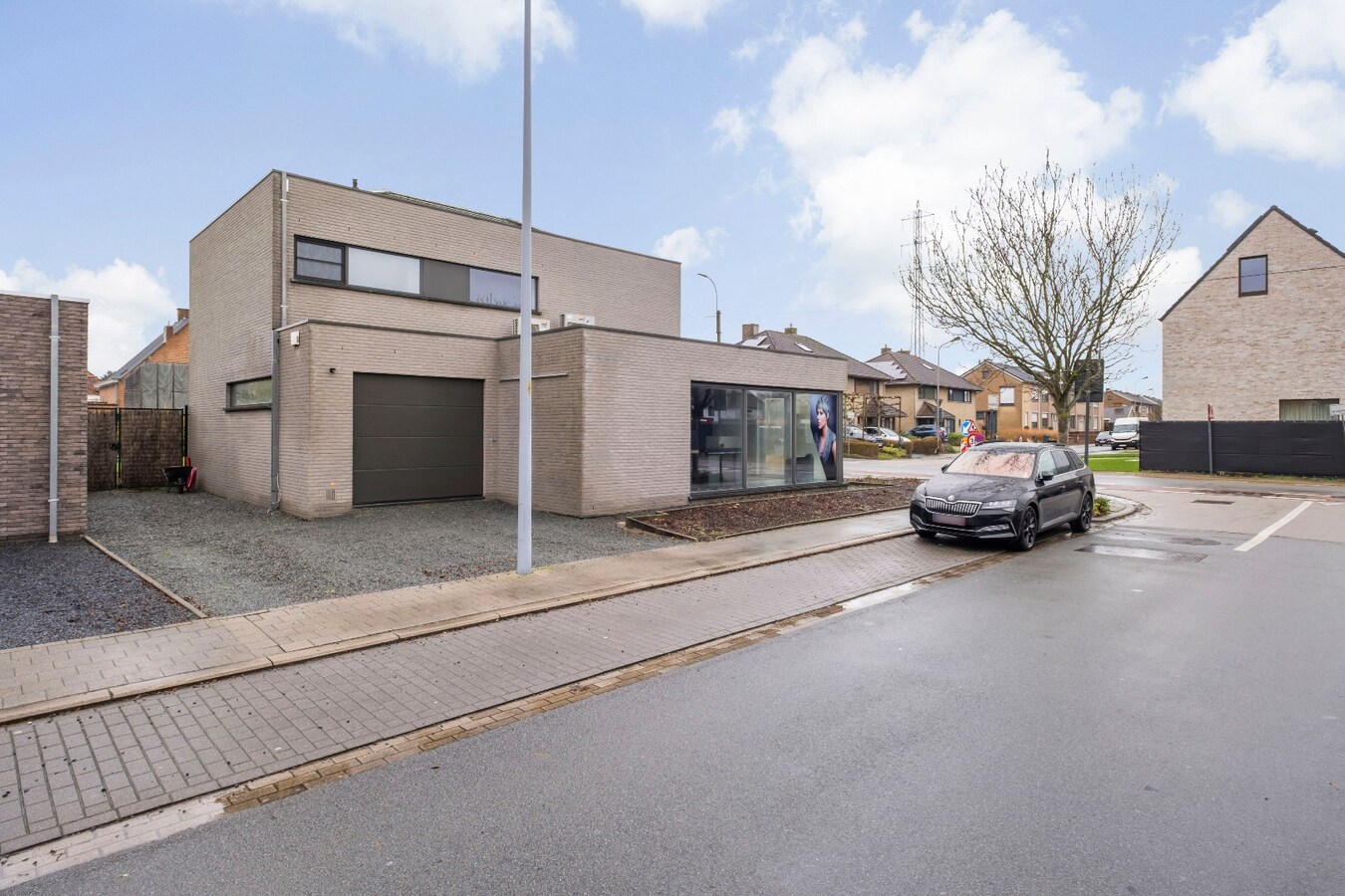 Moderne villa met praktrijkruimte op TOPligging te Heule  ! 