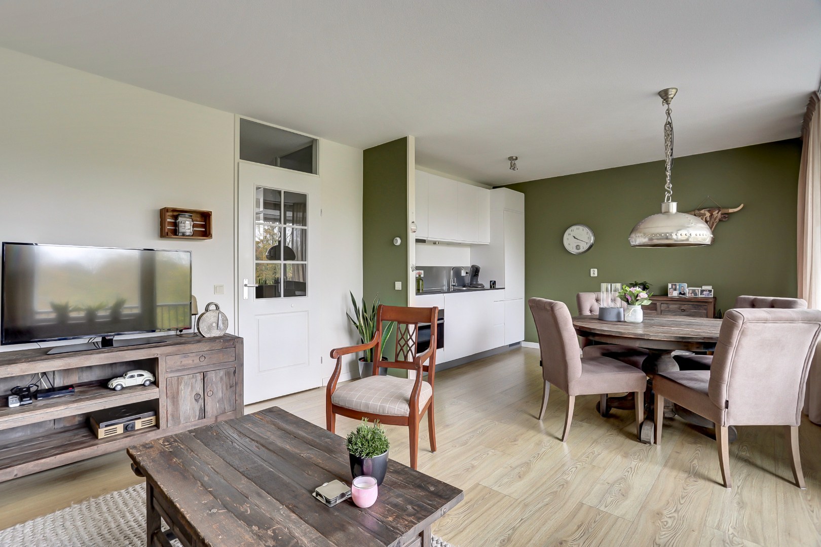 Modern afgewerkt 3 kamerappartement gelegen op de 3e verdieping met schitterend vrij uitzicht en ligging aan water! 