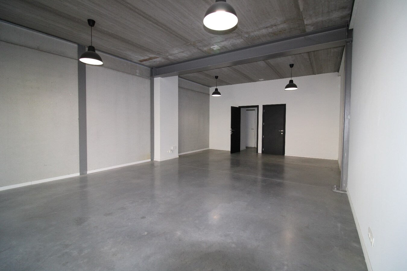 Volledig uitgeruste KMO-unit met een bruikbare oppervlakte van 392 m² 