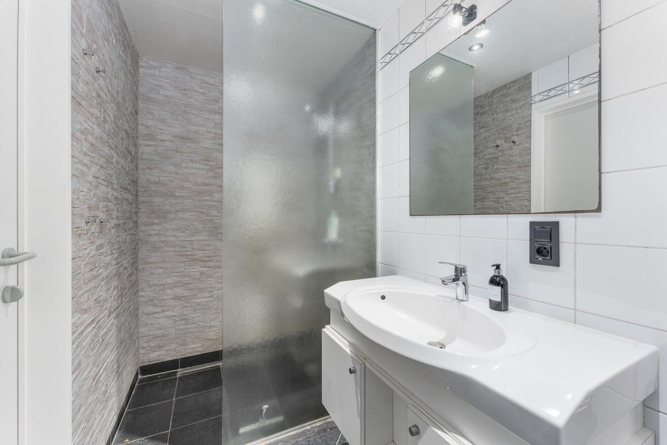 Zéér rustig gelegen woning met 5 slaapkamers en kantoorruimte te Kortemark 