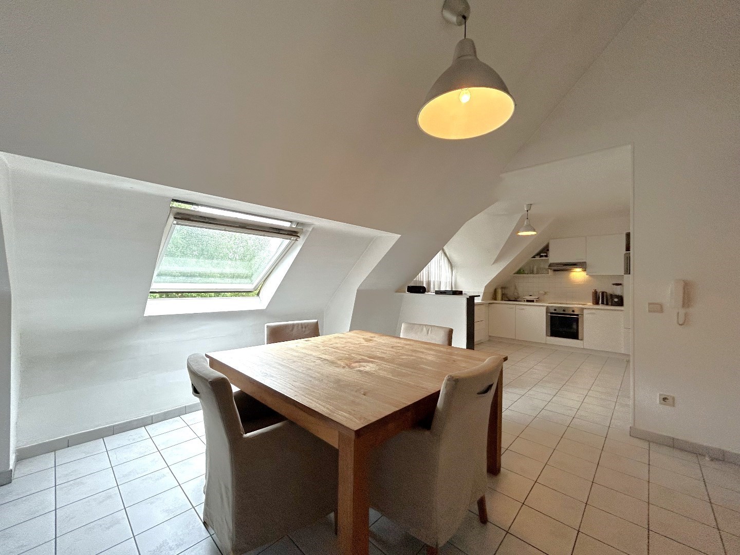 Instapklaar appartement met 2 slpk. en zeer groot terras in centrum Geel 