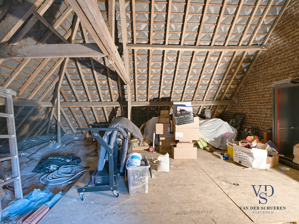 Prachtig gerenoveerde Herenwoning met zwembad te Gavere. 