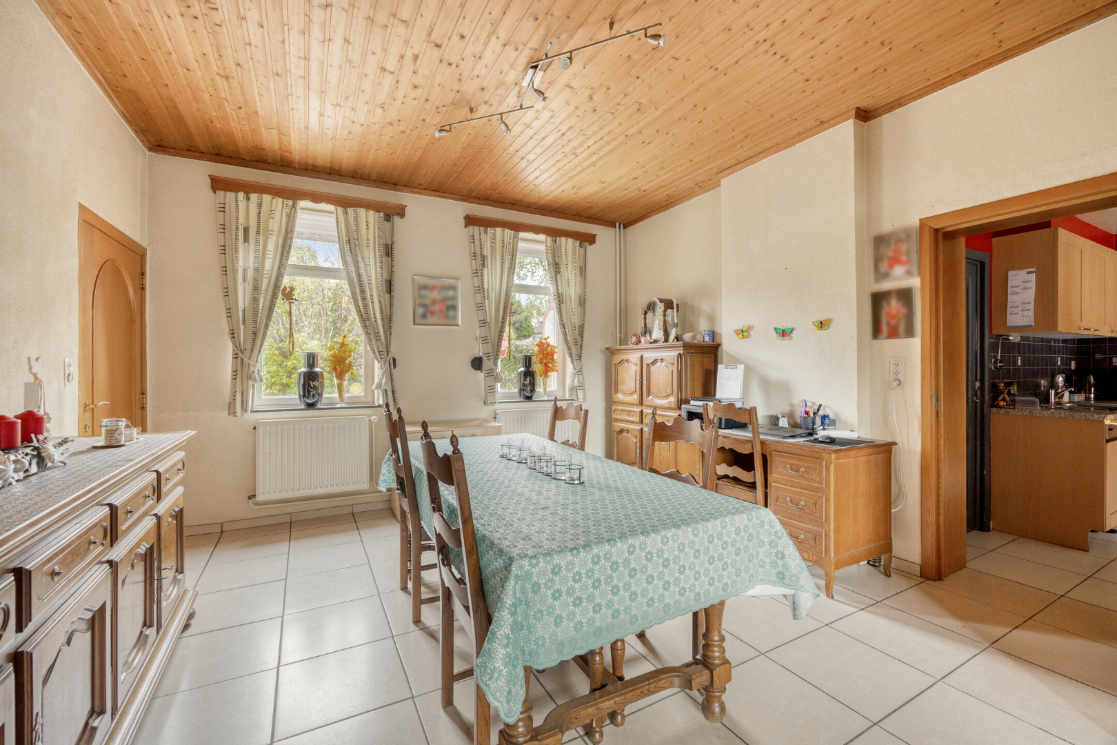 Eetkamer met doorgang keuken