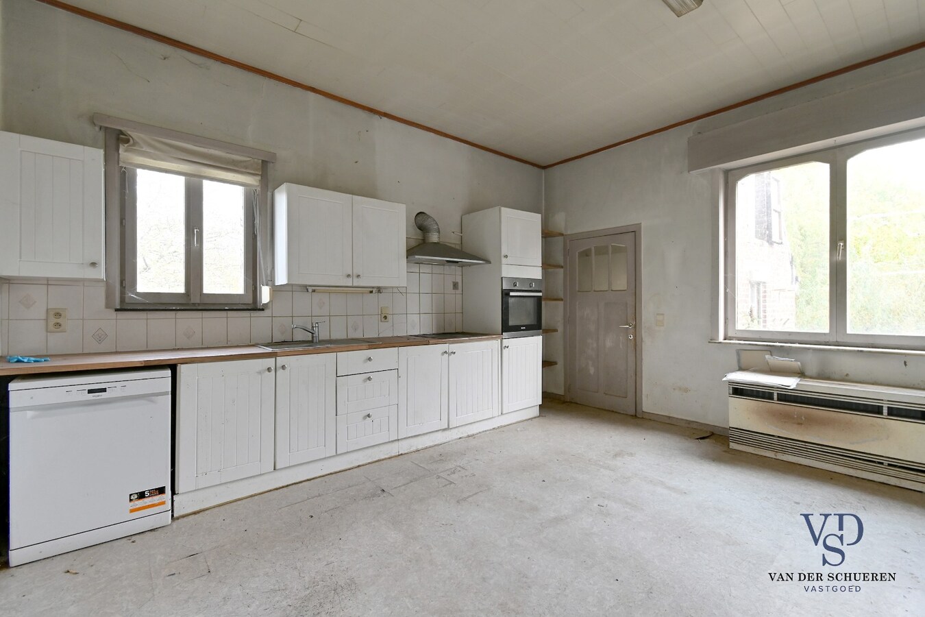 Te renoveren woning op ruim perceel te Kerkgate Mater. 