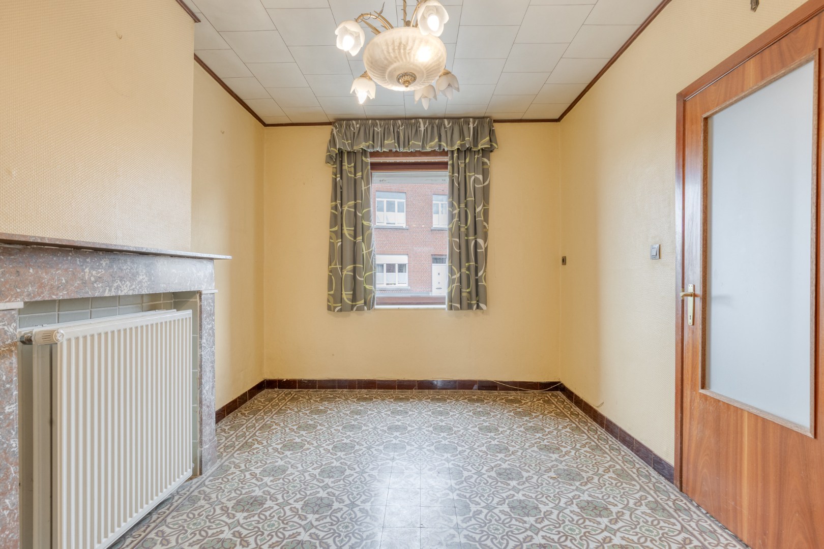 Half open bebouwing (hoeve) met 5 slaapkamers, tuin, terras en zeer ruime garage in Oorbeek (Tienen)! – EPC 730 kWh/m² - bewoonbare opp. 195 m² 