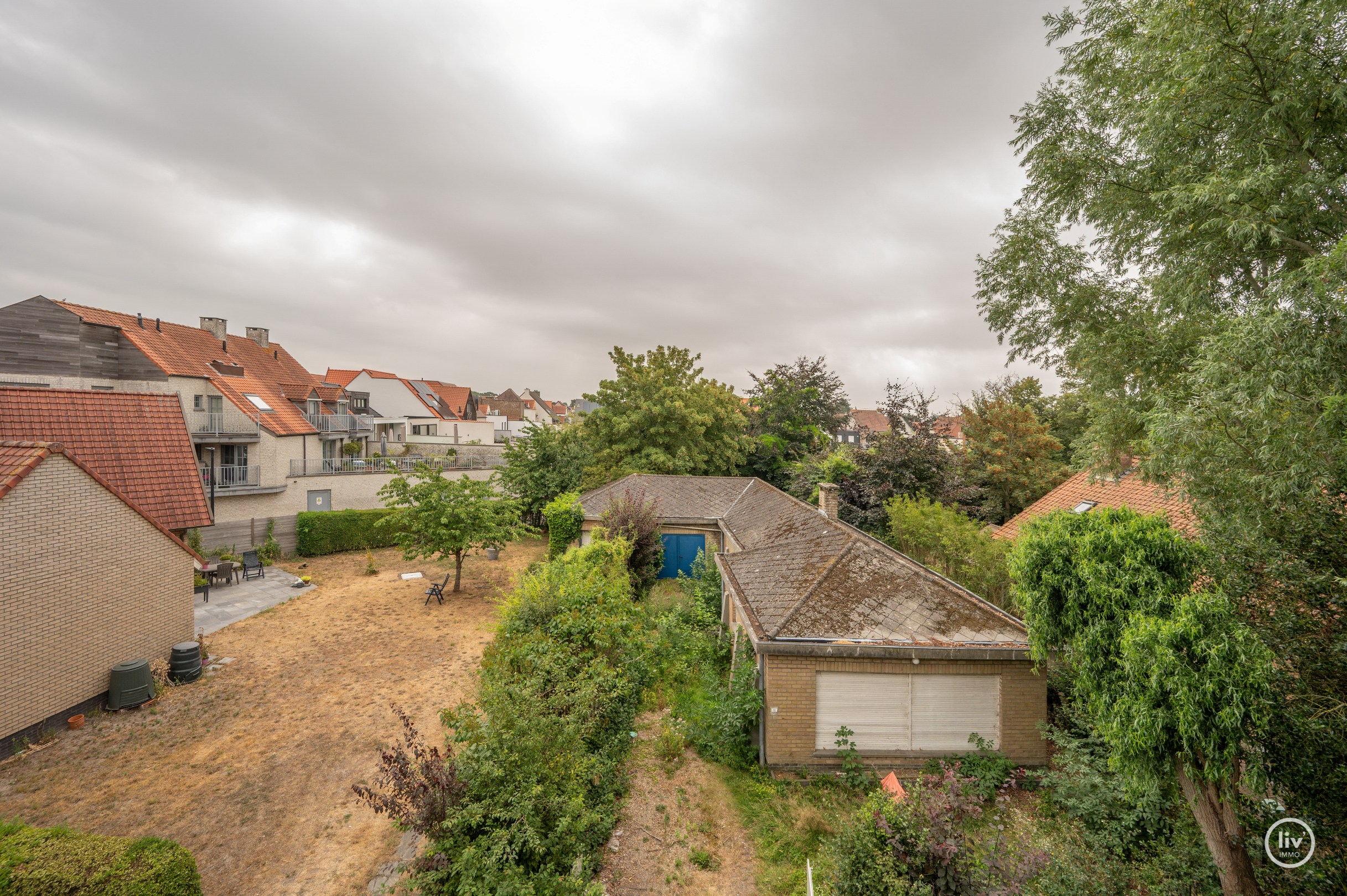 Appartement penthouse récemment rénové, situé au calme près du marché aux légumes. 