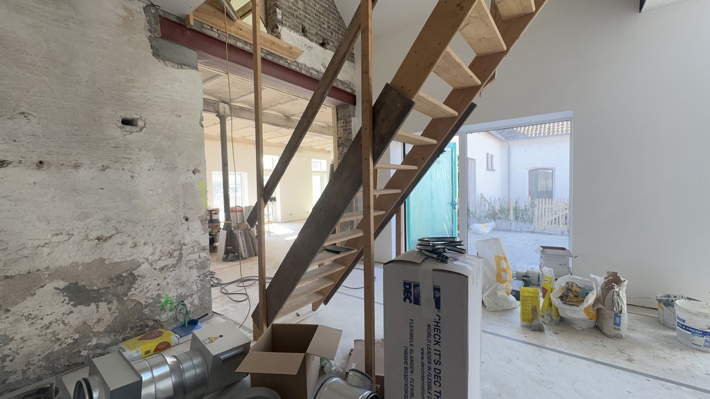 Kantoor te huur in prachtig gerenoveerde vierkantshoeve te Zwijnaarde