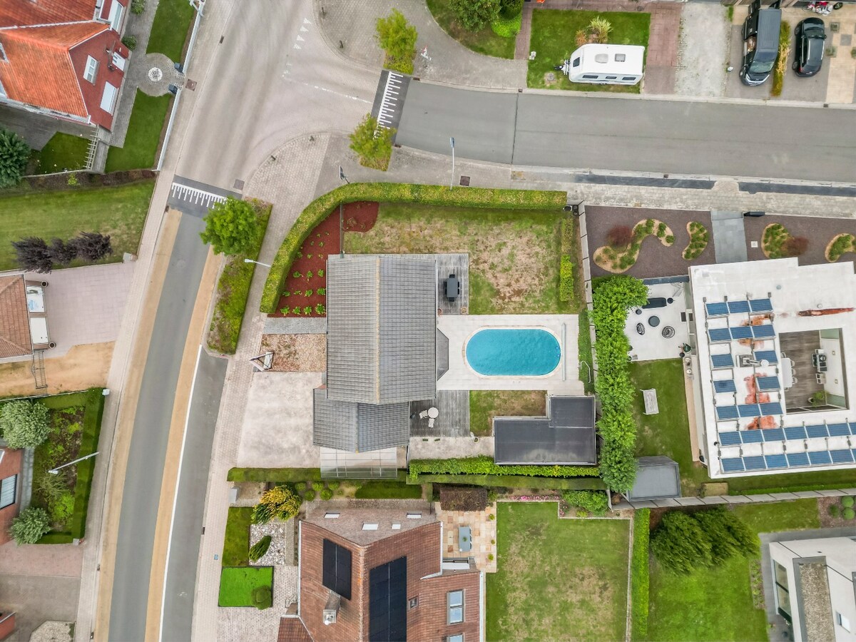 Stijlvolle villa met zwembad op rustige locatie te Bissegem/Heule te koop ! 
