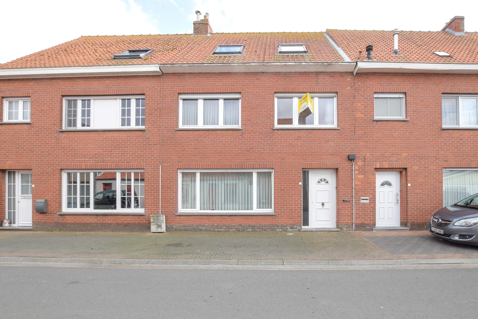 Te renoveren woning met vijf slaapkamers op rustige ligging te Leffinge.